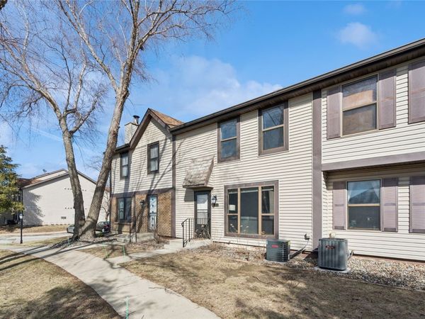 8630 Alpine Drive, Unit B, Urbandale, IA 50322