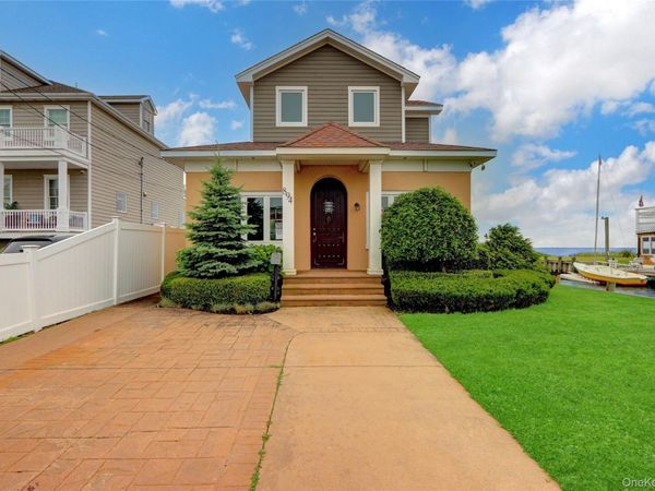 894 Bay 9th Street , West Islip, NY 11795