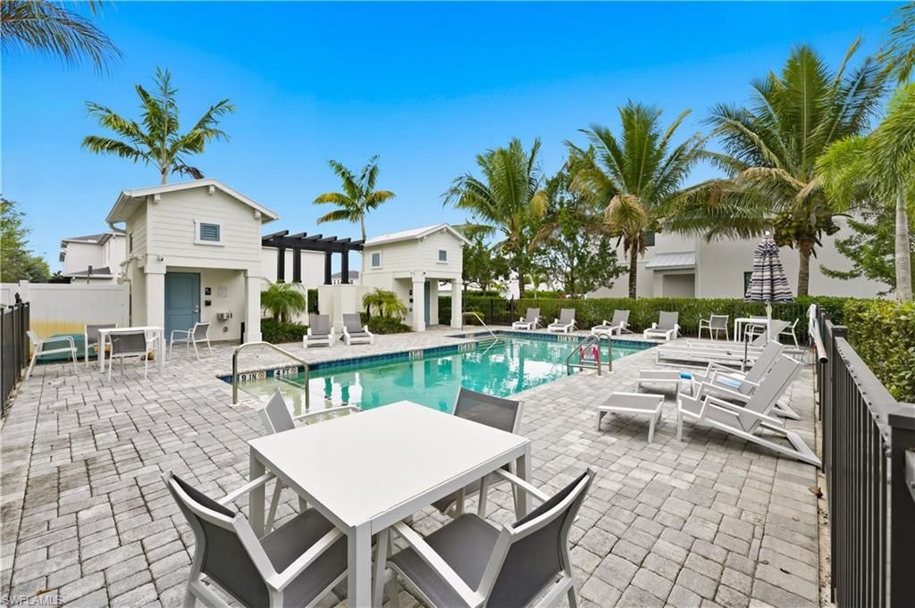 13017 Pembroke Dr, Naples, FL 34105 Photo