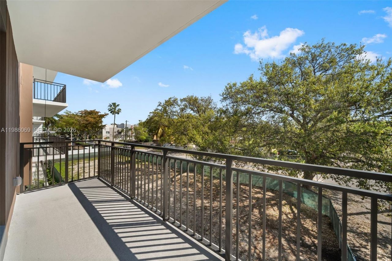 2479 NE 192nd St, Unit 205, Miami, FL 33180 Photo