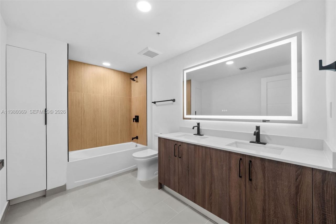 2479 NE 192nd St, Unit 205, Miami, FL 33180 Photo