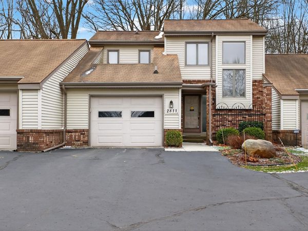 2811 S Wooddale Drive, Jackson, MI 49203