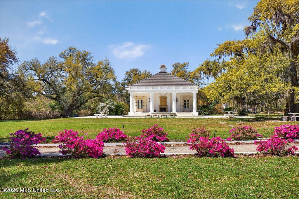 922 S Beach Boulevard, Bay Saint Louis, MS 39520 Main Photo