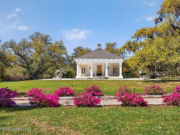 922 S Beach Boulevard, Bay Saint Louis, MS 39520