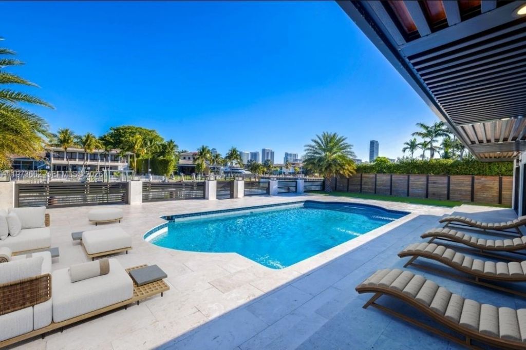 406 Holiday Dr , Hallandale Beach, FL 33009 Photo