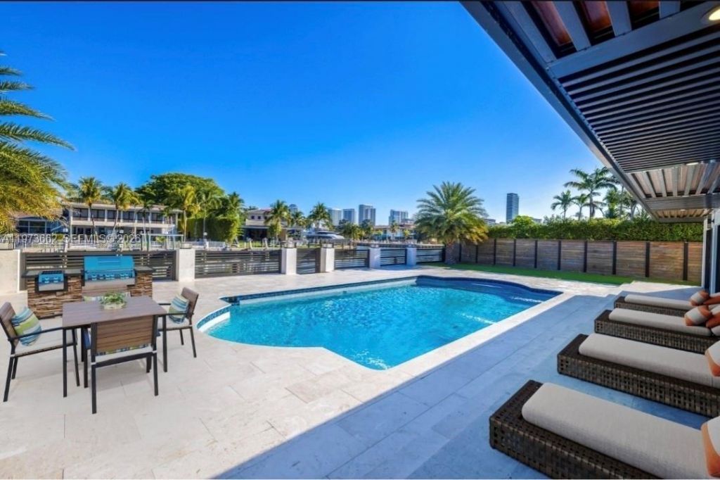 406 Holiday Dr , Hallandale Beach, FL 33009 Photo