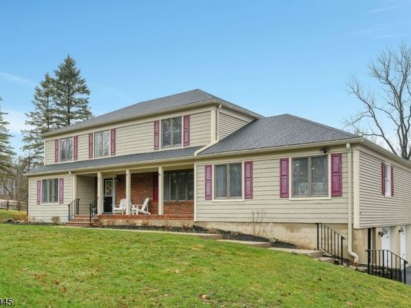 3 Esther Ct, Chester, NJ 07930