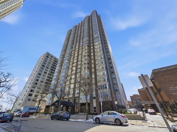 525 W Hawthorne Place, Unit 2707, Chicago, IL 60657