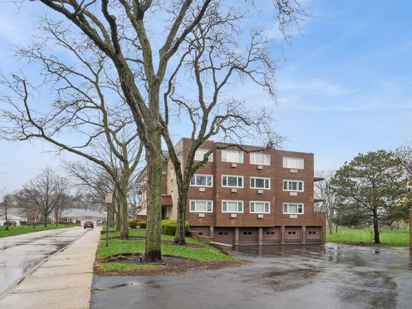2700 E Bel Aire Drive, Unit 303, Arlington Heights, IL 60004