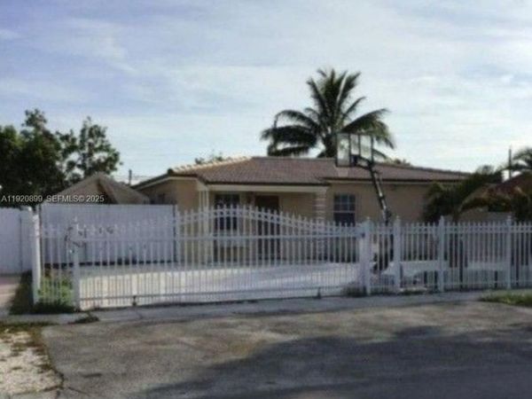 621 E 39th St , Hialeah, FL 33013