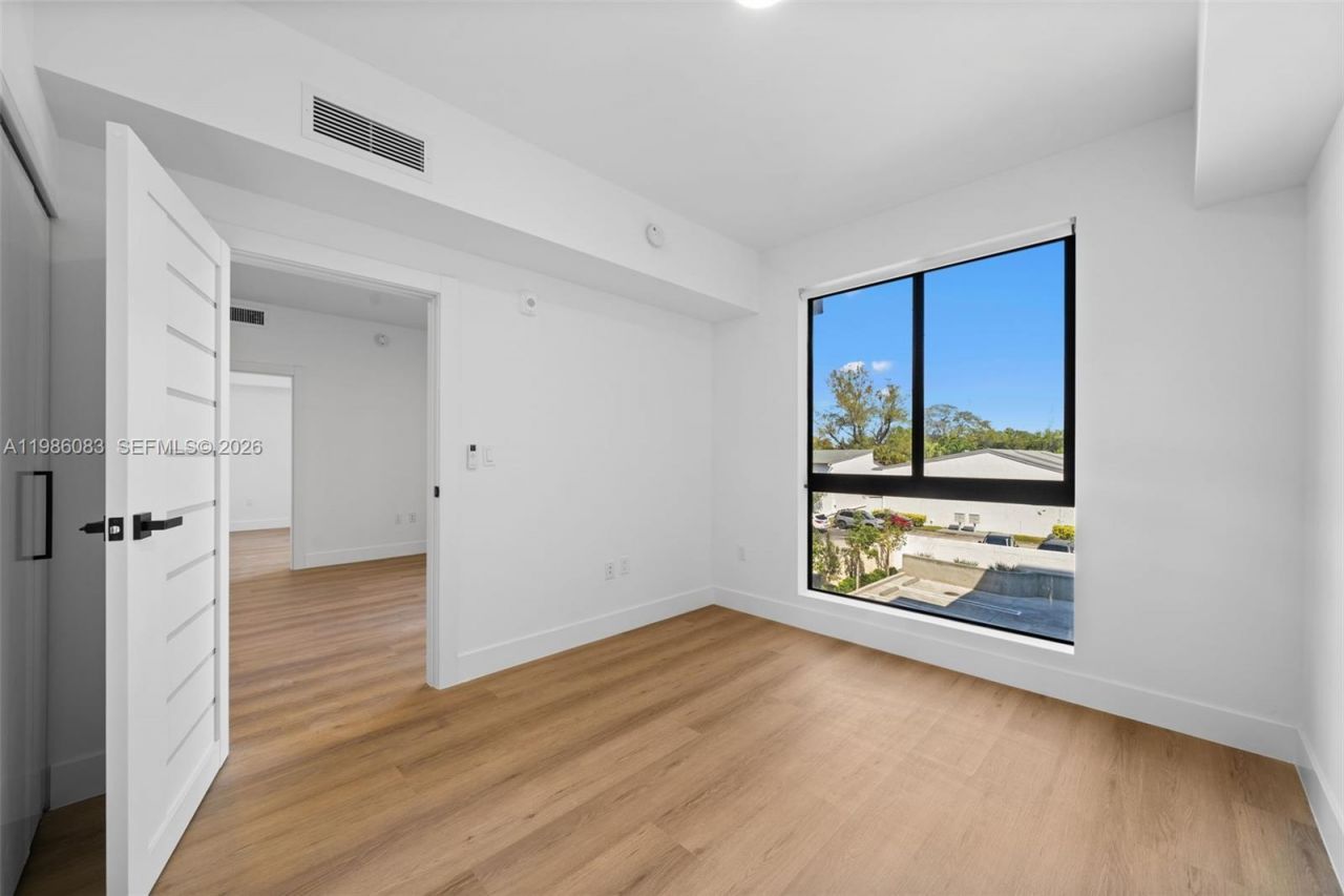 2479 NE 192nd St, Unit 208, Miami, FL 33180 Photo