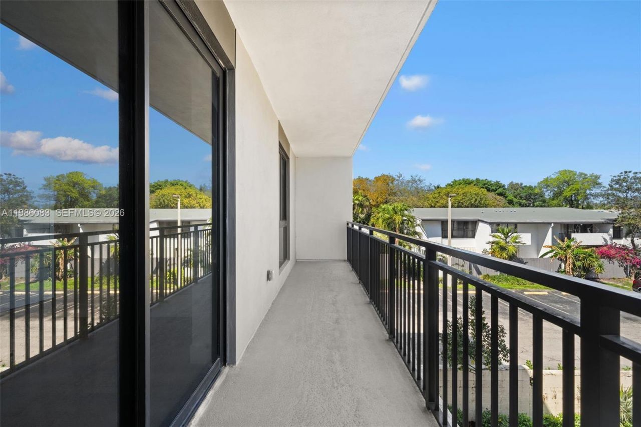 2479 NE 192nd St, Unit 208, Miami, FL 33180 Photo