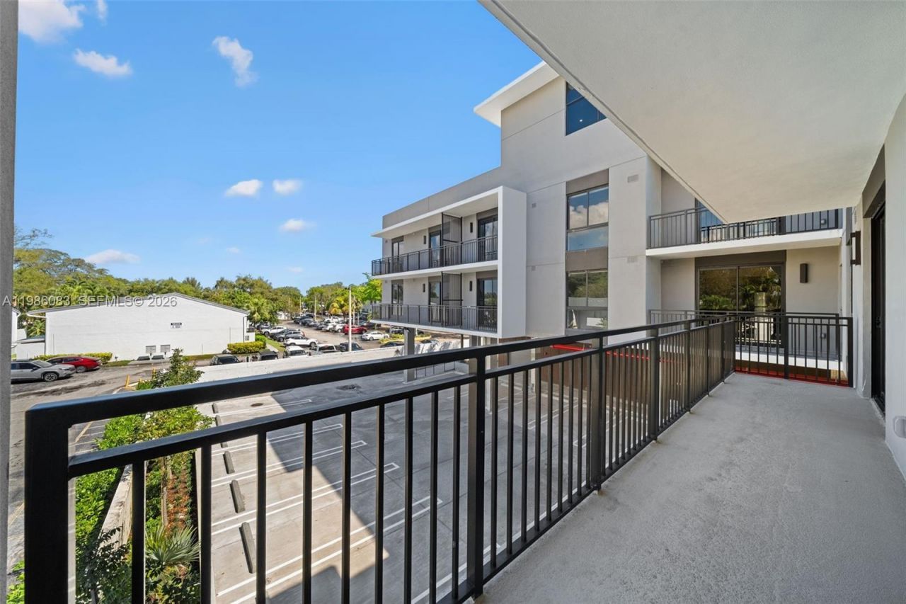 2479 NE 192nd St, Unit 208, Miami, FL 33180 Photo