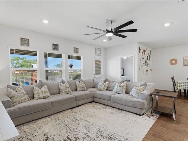 925 Nodding Nixie, Seguin, TX 78155