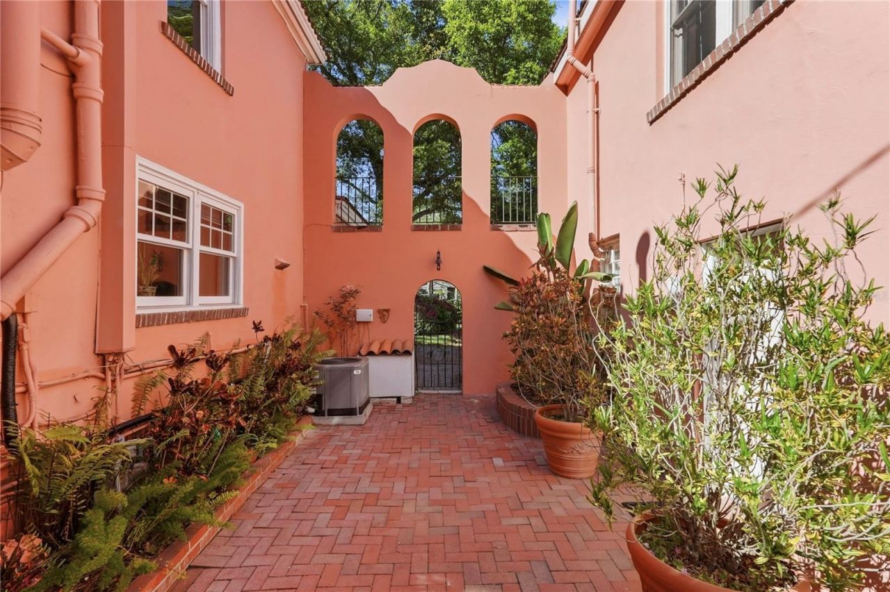 100 72nd Street S, Saint Petersburg, FL 33707 Photo