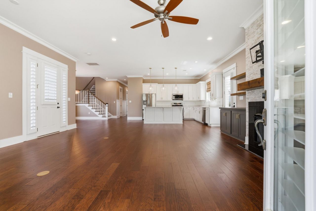 202 Spreading Oak Dr. Photo 9