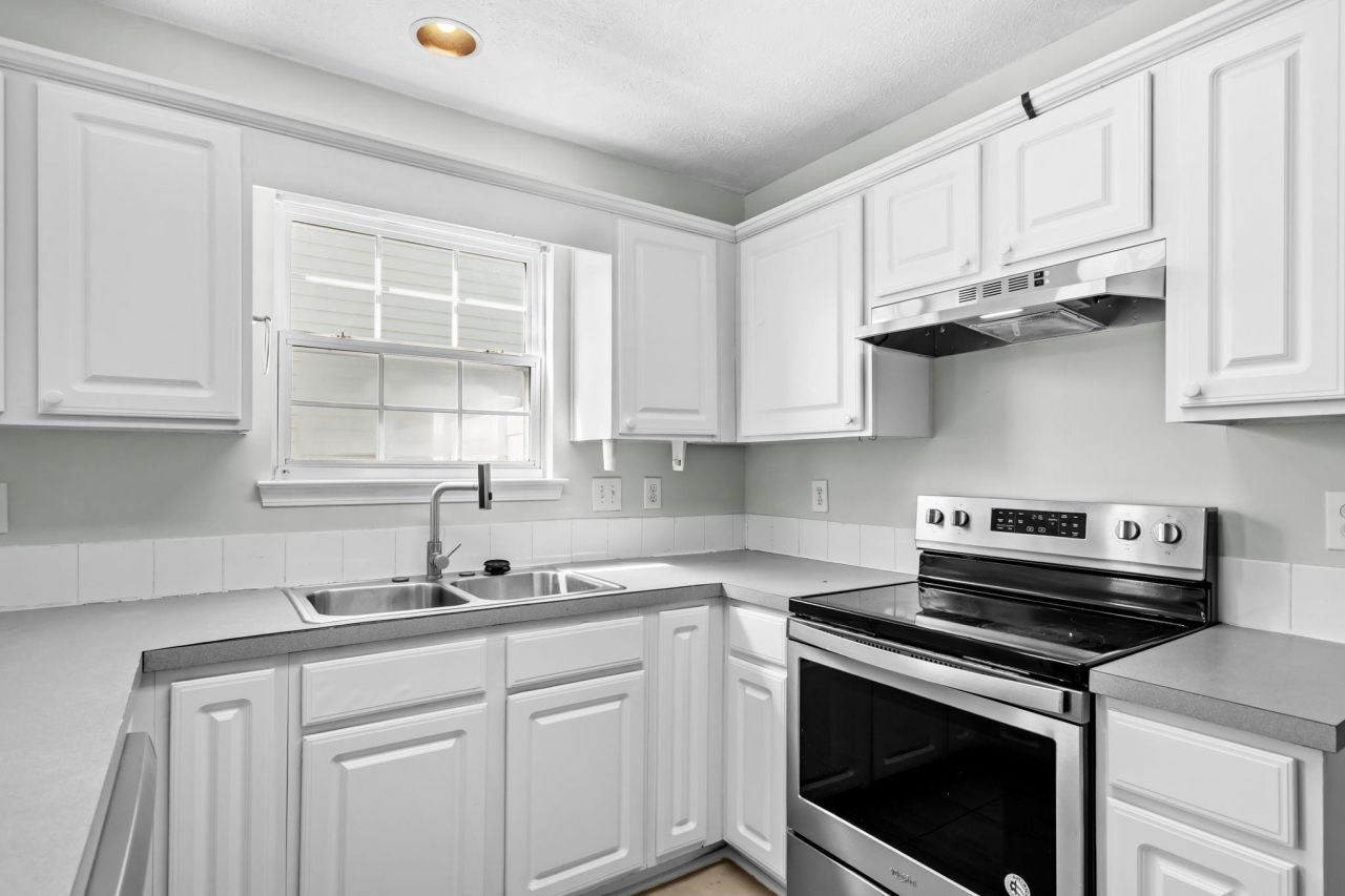 996 Silver Crest Dr. Photo 13