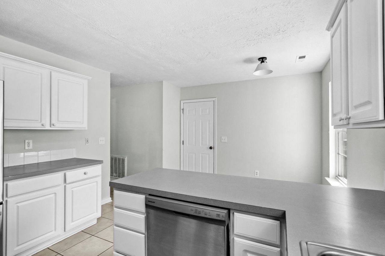 996 Silver Crest Dr. Photo 16