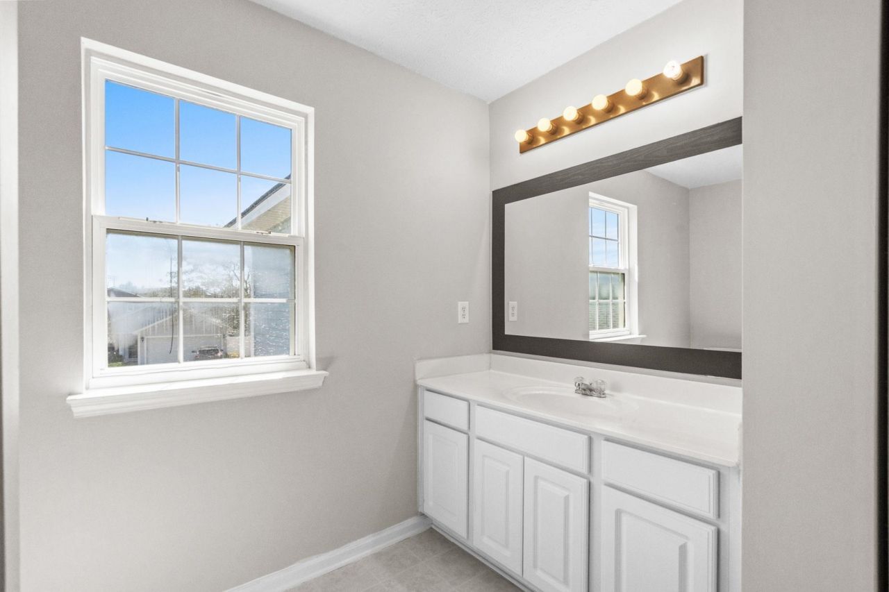 996 Silver Crest Dr. Photo 31