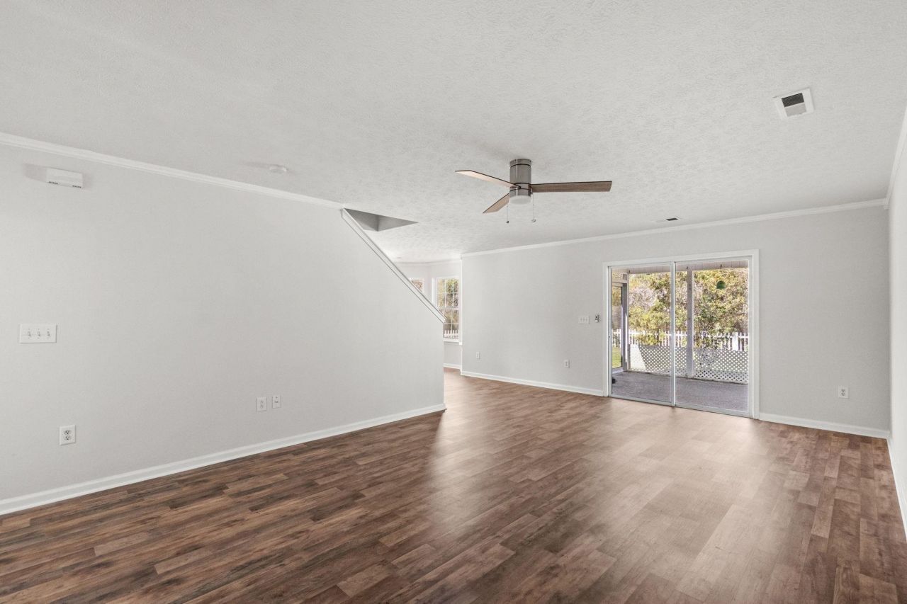 996 Silver Crest Dr. Photo 8