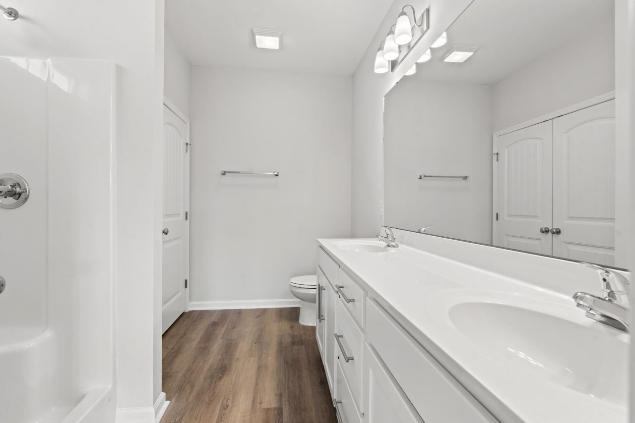1393 Loop Circle Photo 13