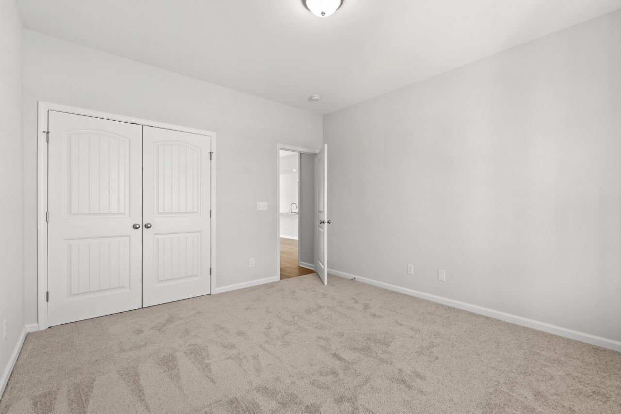 1393 Loop Circle Photo 17