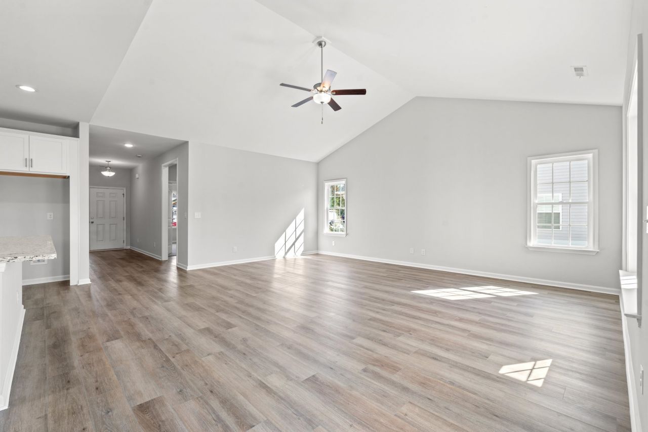 1393 Loop Circle Photo 6
