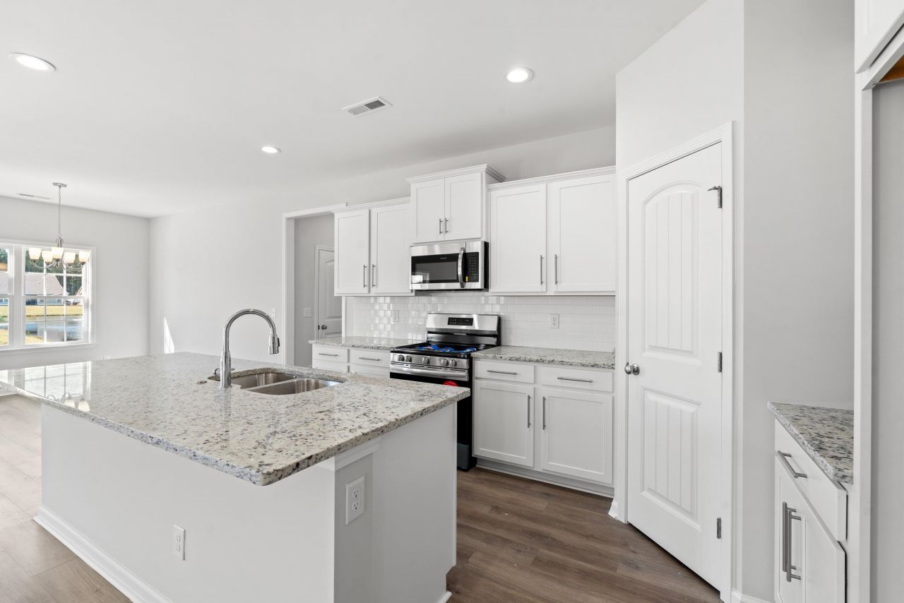 1393 Loop Circle Photo 7