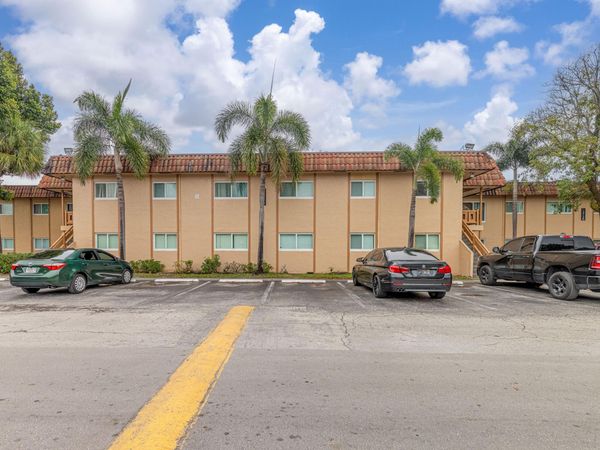2800 NW 39th Way, Unit 204, Lauderdale Lakes, FL 33311