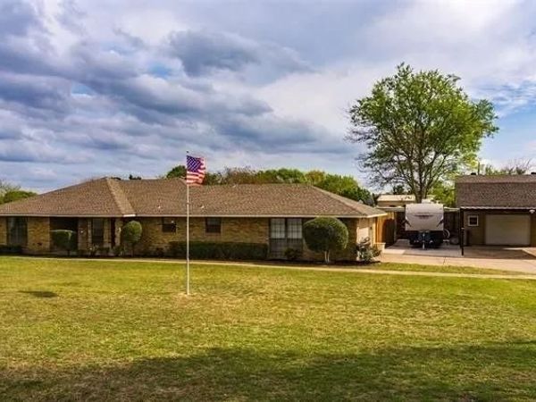 200 Red Oak Creek Drive, Oak Leaf, TX 75154