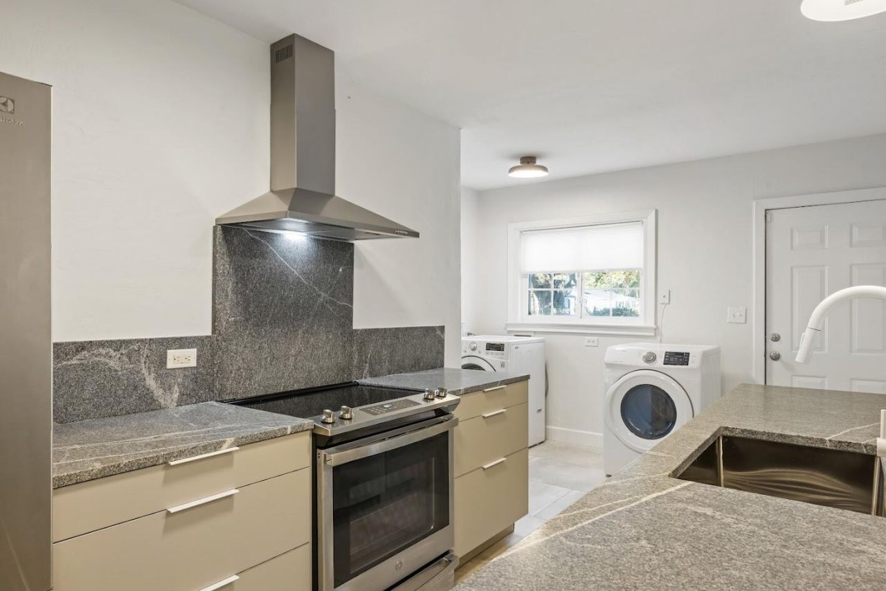 2679 Olympia Avenue Photo 11