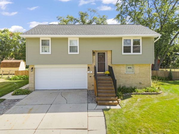 13 S Victoria Lane , Streamwood, IL 60107