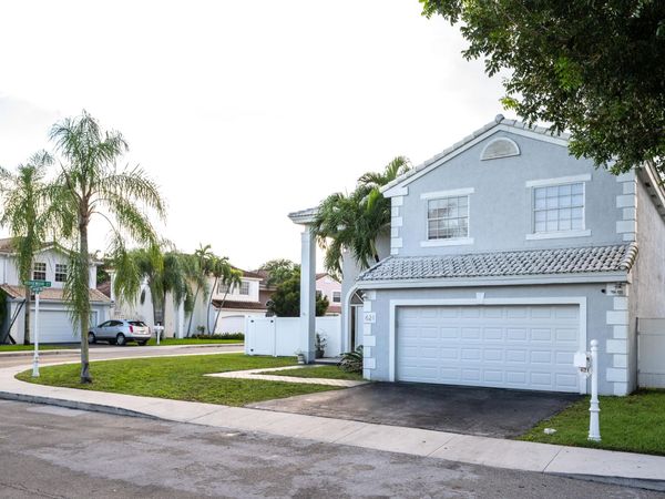 621 Lakeshore Terrace, Davie, FL 33325
