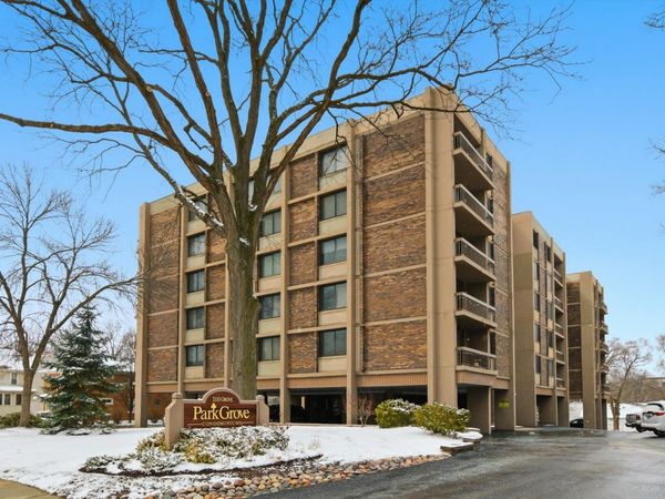 1110 Grove Street, Unit 2C, Downers Grove, IL 60515