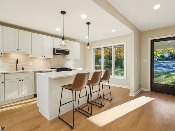 16 Minnisink Dr, Roseland, NJ 07068