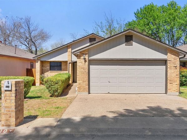 410 Village LN, Buda, TX 78610