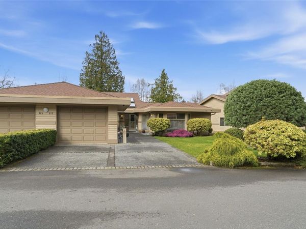 817 Lakes Blvd, French Creek, BC V9P 2P8