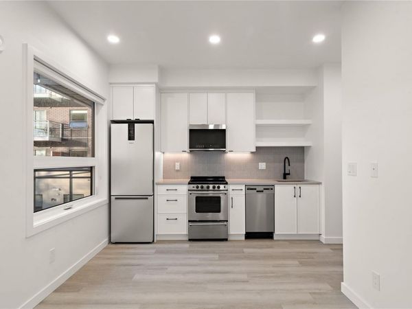 1102 Esquimalt Rd, Unit 205, Esquimalt, BC V9A 0L3