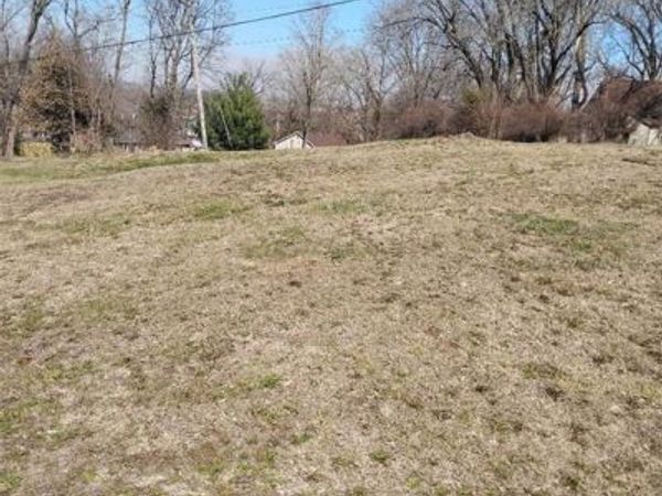 W Royle Street, Richmond, MO 64085