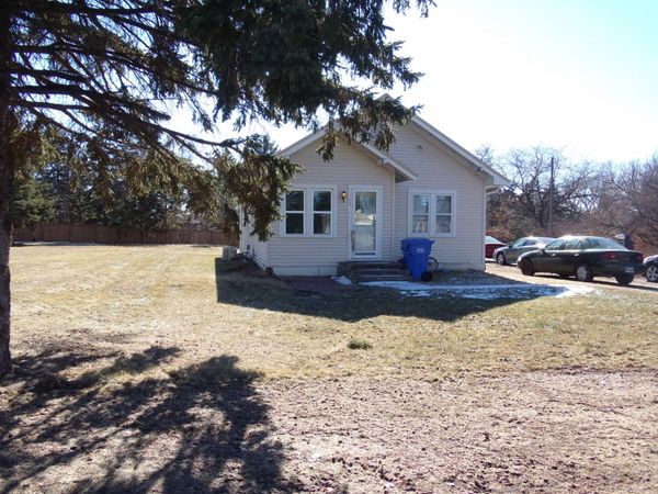  413 SE 2nd St, Desmet, SD 57231