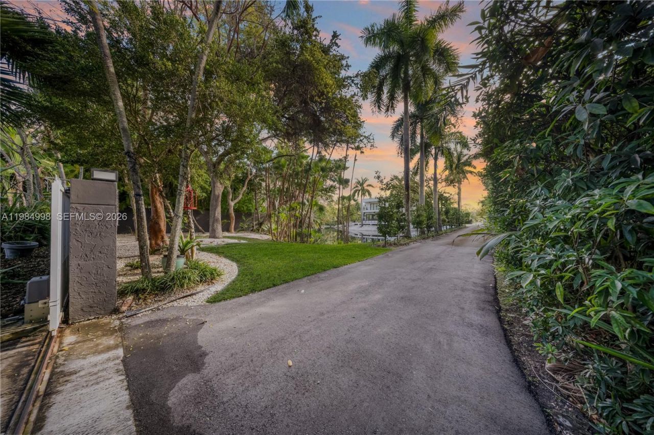 5981 SW 136th St, Pinecrest, FL 33156 Photo
