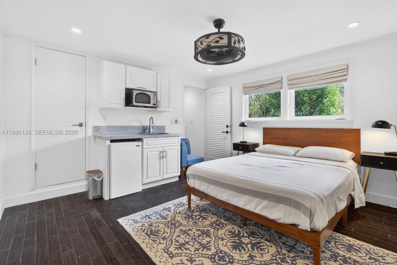 6395 SW 42nd Ter, South Miami, FL 33155 Photo