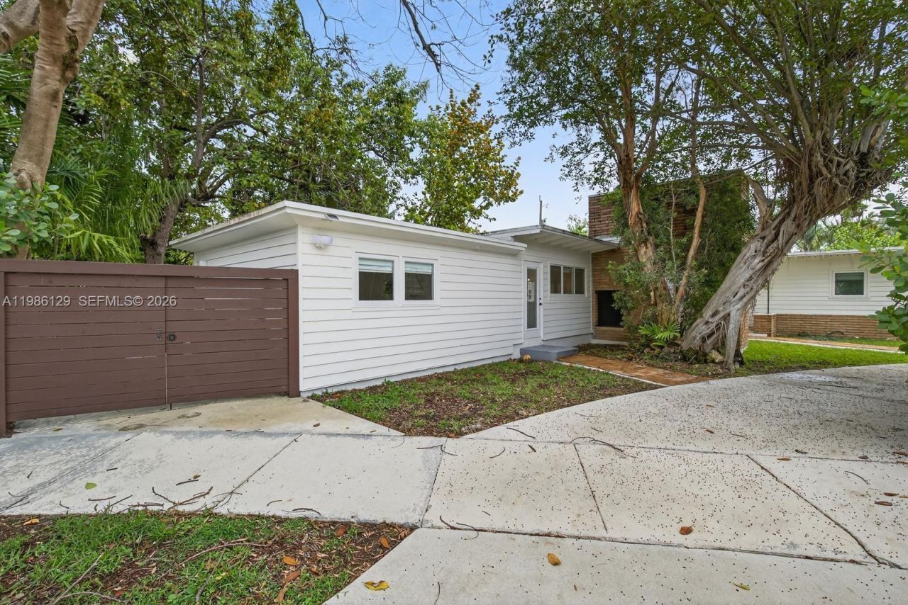 6395 SW 42nd Ter, South Miami, FL 33155 Photo