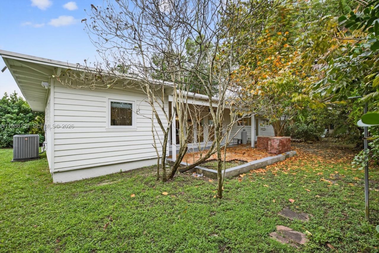 6395 SW 42nd Ter, South Miami, FL 33155 Photo