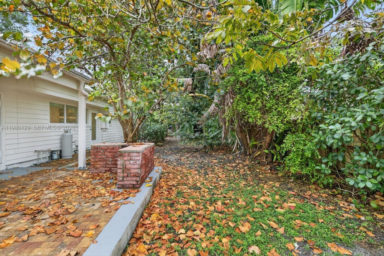 6395 SW 42nd Ter, South Miami, FL 33155 Photo