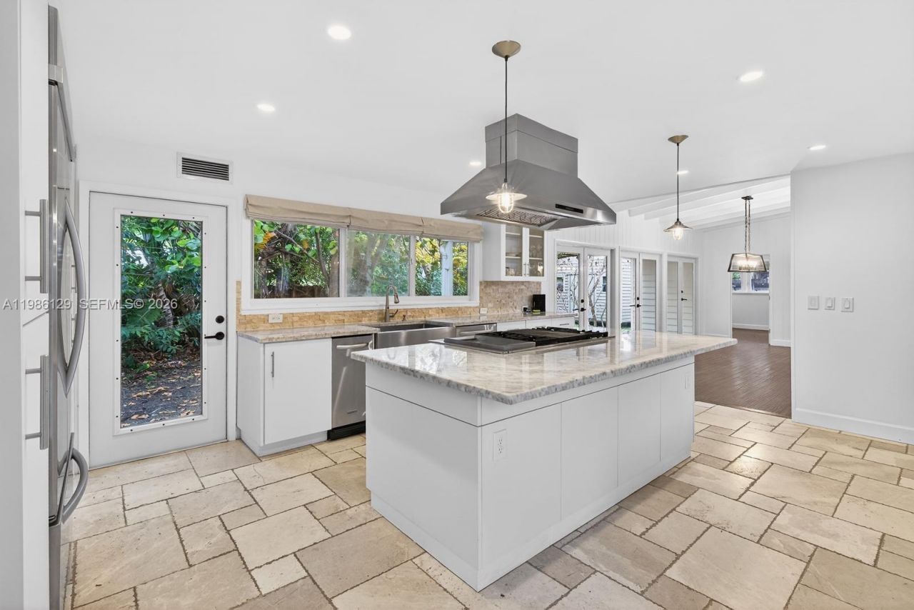 6395 SW 42nd Ter, South Miami, FL 33155 Photo