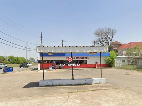 312 Travis Street , Port Lavaca, TX 77979