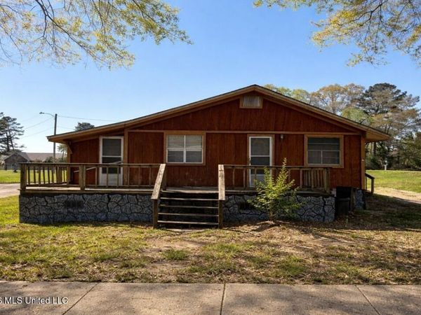 221 N West Street, Mendenhall, MS 39114