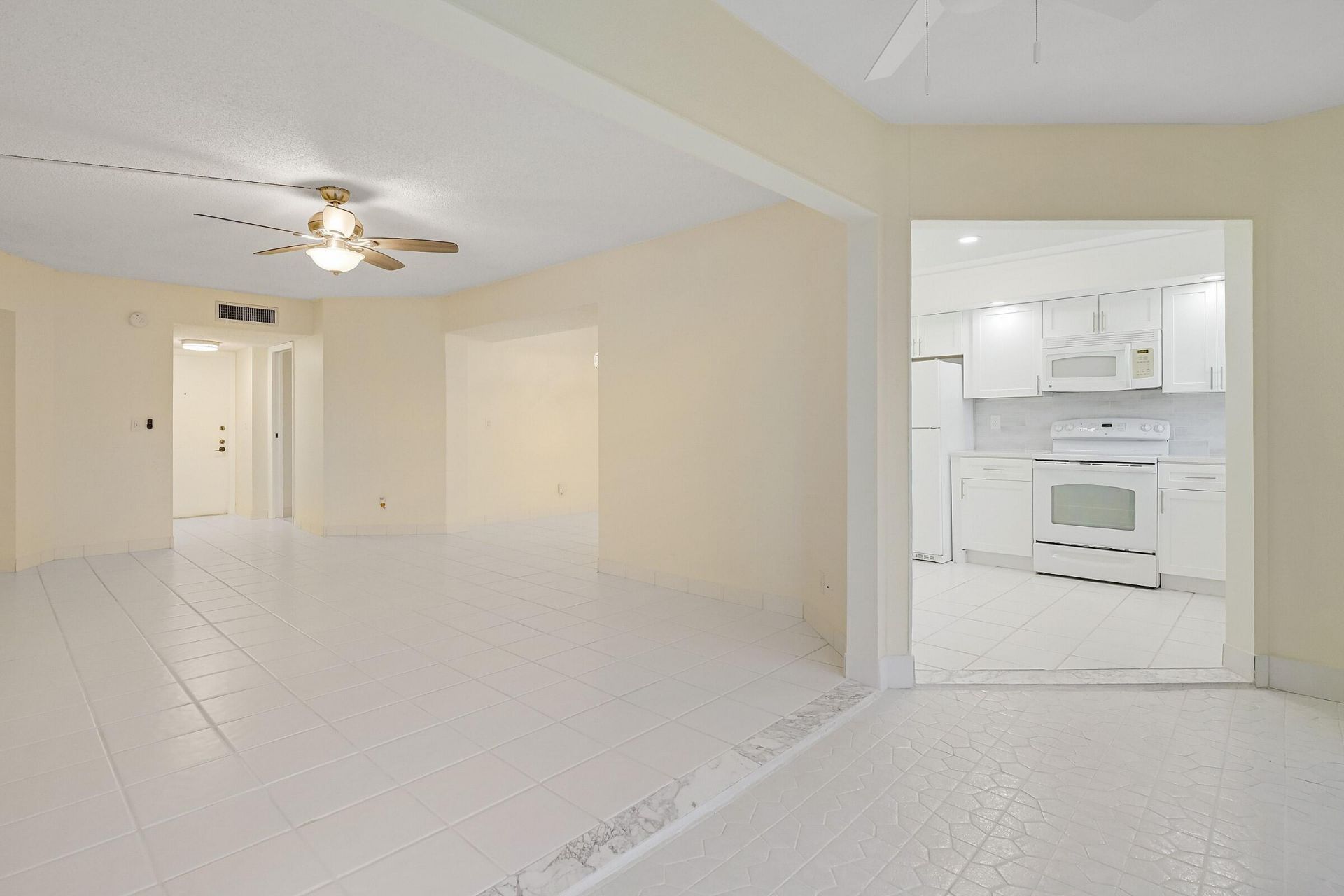 3810 Via Poinciana, Unit 404, Greenacres, FL 33467 Photo