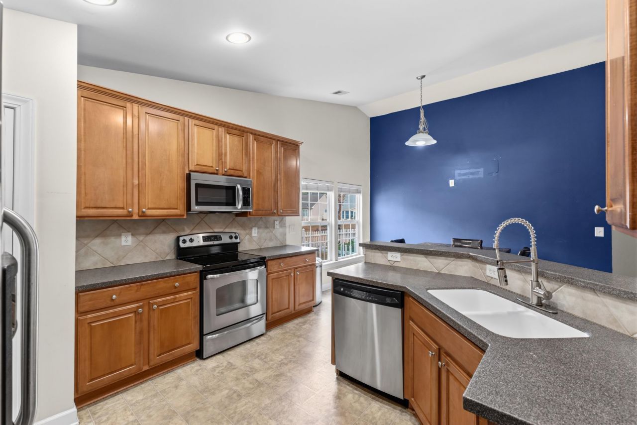 687 Twinflower St. Photo 7